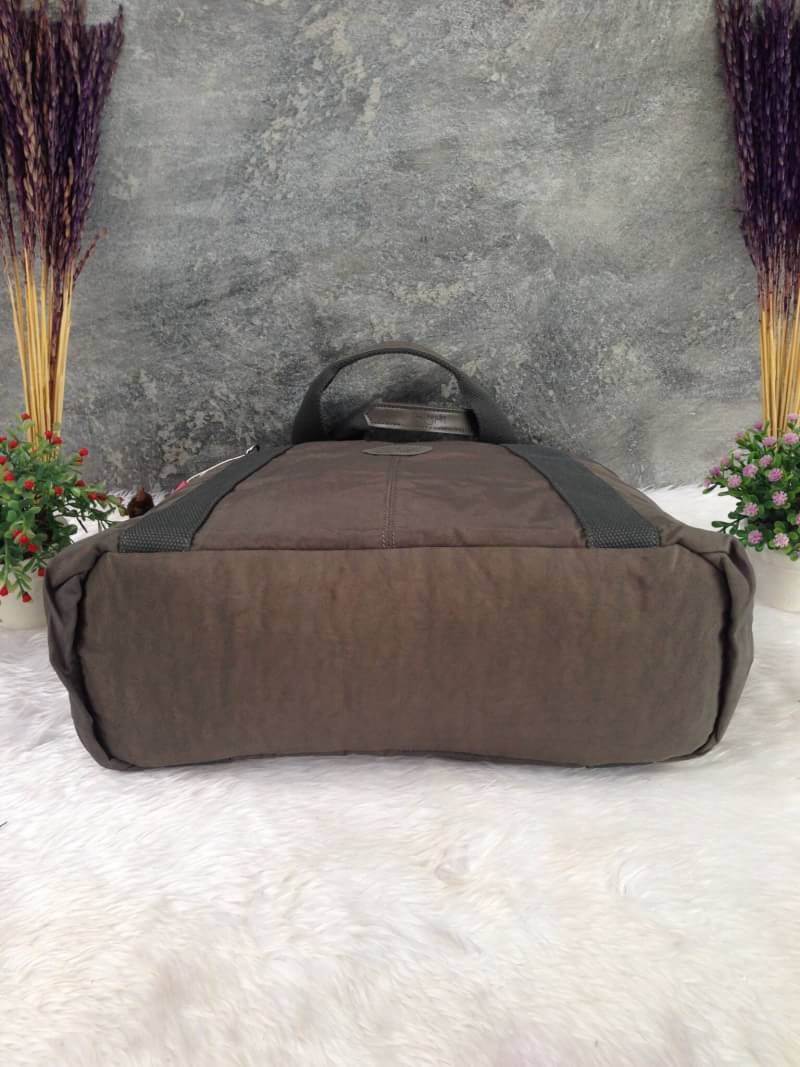 Kipling รุ่น Cicele กระเป๋าสะพายไหล่ใบใหญ่ สวยน่ารัก ตัวกระเป๋าด้านในเป็นช่องโล่งแบบปิดเปิดด้วยซิป มีช่องซิปด้านใน ด้านข้างกระเป๋า มี 2 ช่อง ปิดเปิด ด้วยเทป พร้อมที่ใส่โทรศัพท์ ปากกา และ MP 3 ในส่วนด้านใน และ ด้านข้างกระเป๋า ซ้าย-ขวา เป็นช่องขนาดเล็กสำหรั