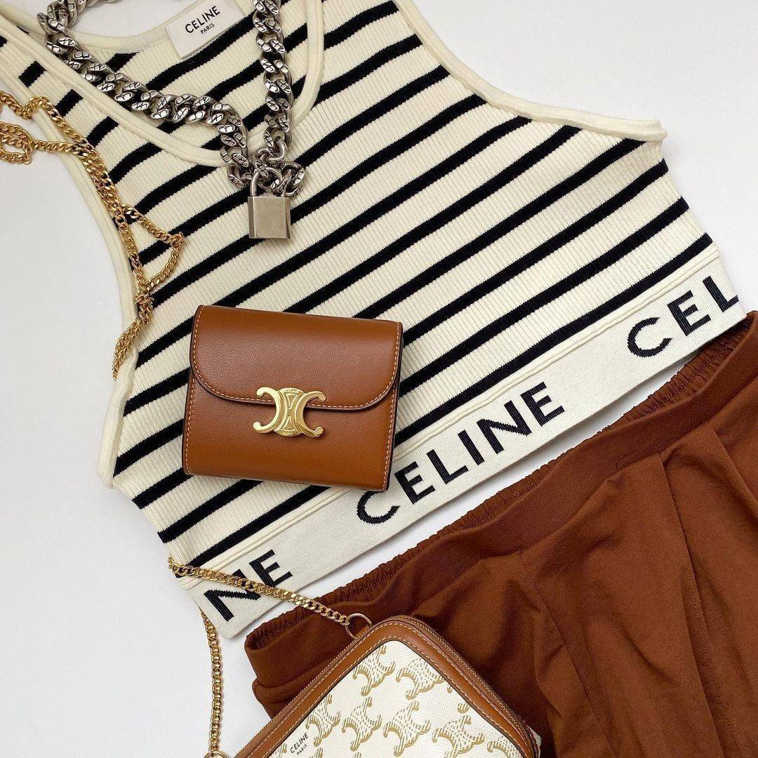 CELINE SHORT WALLET VIP กระเป๋าสตางค์ซีลีน หนังเรียบสวยอยู่ทรงมีโลโก้ด้านหน้าเปิดปิดด้วยฝาพับกระดุม ภายในมีช่องแบ่งหลายช่อง มีช่องใส่บัตรหลายช่อง ช่องใส่เหรียญ ช่องใส่ธนบัตร ใส่แบงก์พันได้เหมือนกระเป๋าสตางค์ยาวไอเท็มแนะนำ ล๊อตพิเศษ!! แถมสายโซ่สามารถสะพายไ
