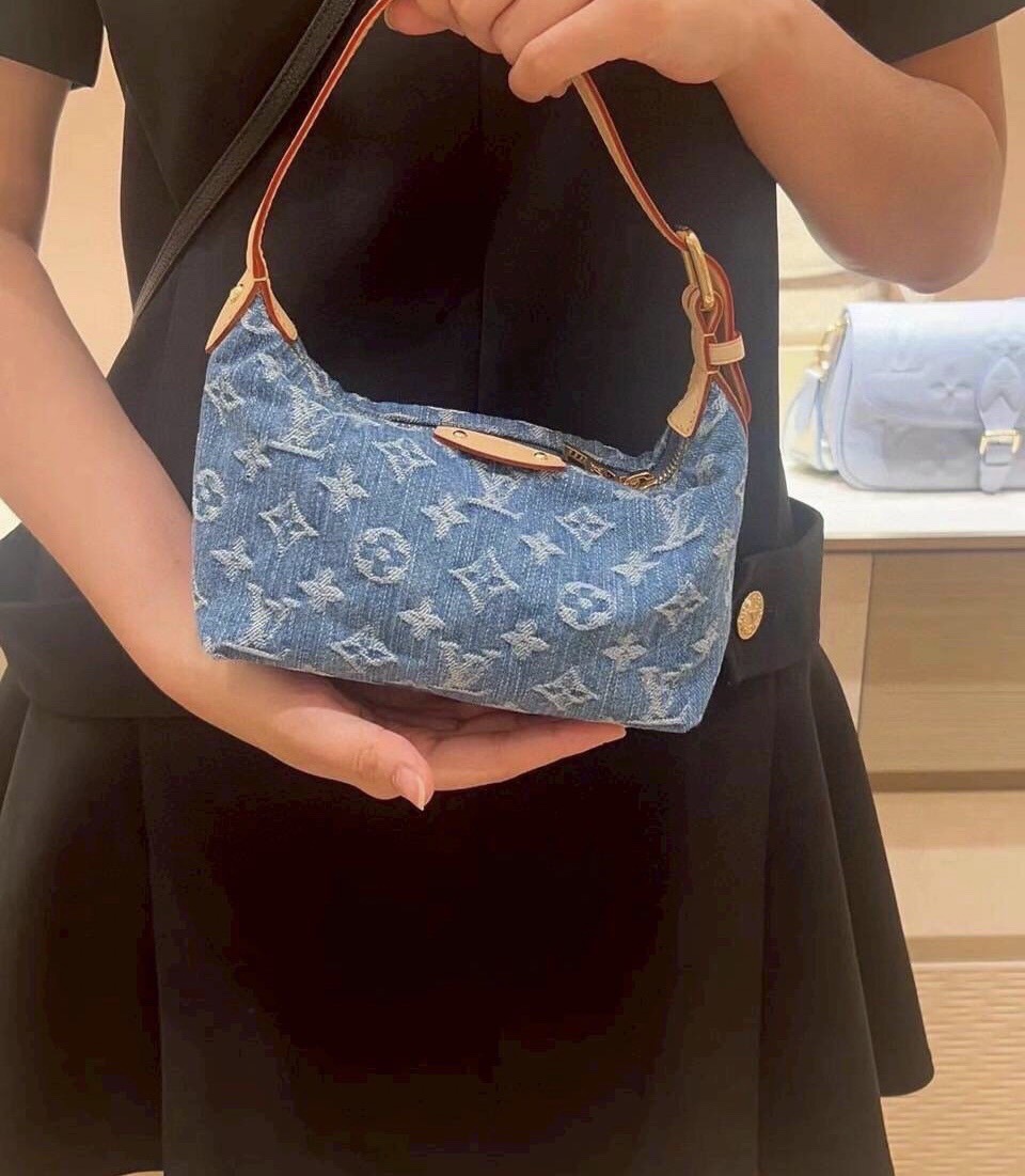 LV Hills Pochette Denim Washed Blue กระเป๋าสะพายถือหรือคล้องไหล่ได้อย่างสวยหรู ติดแกรมด้วยงานเดนิมเท่ๆ ใบขนาดกะทัดรัดใช้งานง่ายคล่องตัว เป็นใบที่คลองใจสาวๆ ได้ไม่ยาก
