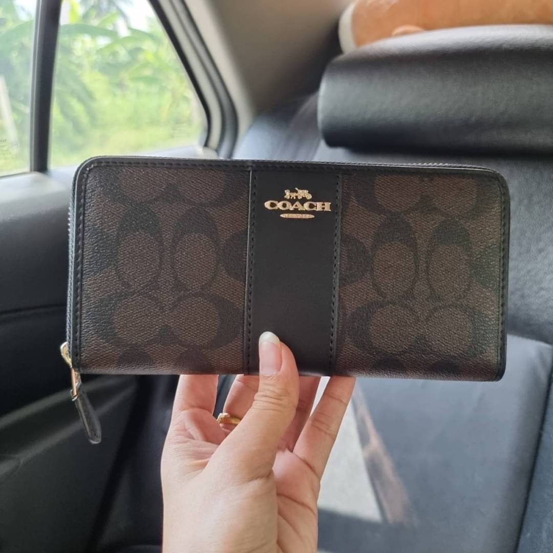 COACH F54630 ACCORDION ZIP WALLET IN SIGNATURE COATED CANVAS WITH LEATHER STRIPE กระเป๋าสตางค์ใบยาวรุ่นคลาสสิค คัดสีขายดีมาให้กันเลยจ้า ♥️ วัสดุหนังแคนวาสเคลือบลาย เปิด-ปิดด้วยซิปรอบ รูดใช้งานง่าย ใส่บัตรได้ มีช่องซิปใส่เหรียญ ใส่มือถือได้ พกใบนี้ใ