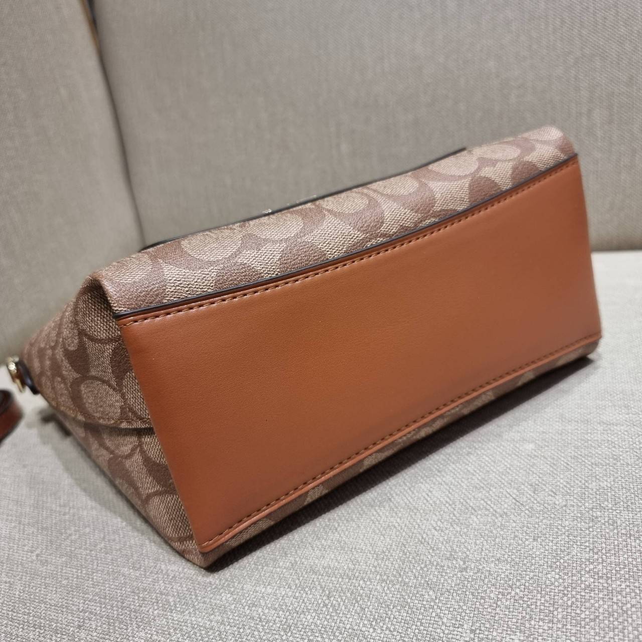 COACH F38089 MINI EMMA SATCHEL IN SIGNATURE CANVAS รุ่นหายาก รุ่นที่สาวๆตามหา จัดมาให้สมกับที่รอคอยกันไปเลยจ้า!! เป็นรุ่นที่ดีไซน์ออกมาให้ใช้งานง่าย สะดวก สวย หรู ดูดี!! กระเป๋าสะพายทรงสวย วัสดุหนังแคนวาสเคลือบลาย มาพร้อมสายสะพายข้างและหูจับในตัว ถอดออกถื