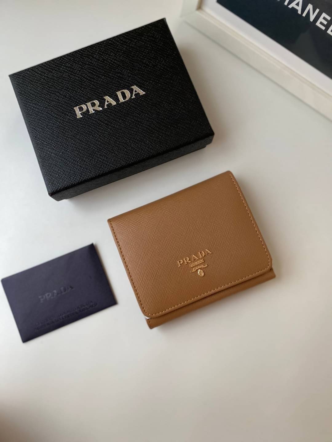 VIP หนังแท้ 】3พับ PRADA Saffiano Metal Tri-Fold Wallet Orchidea