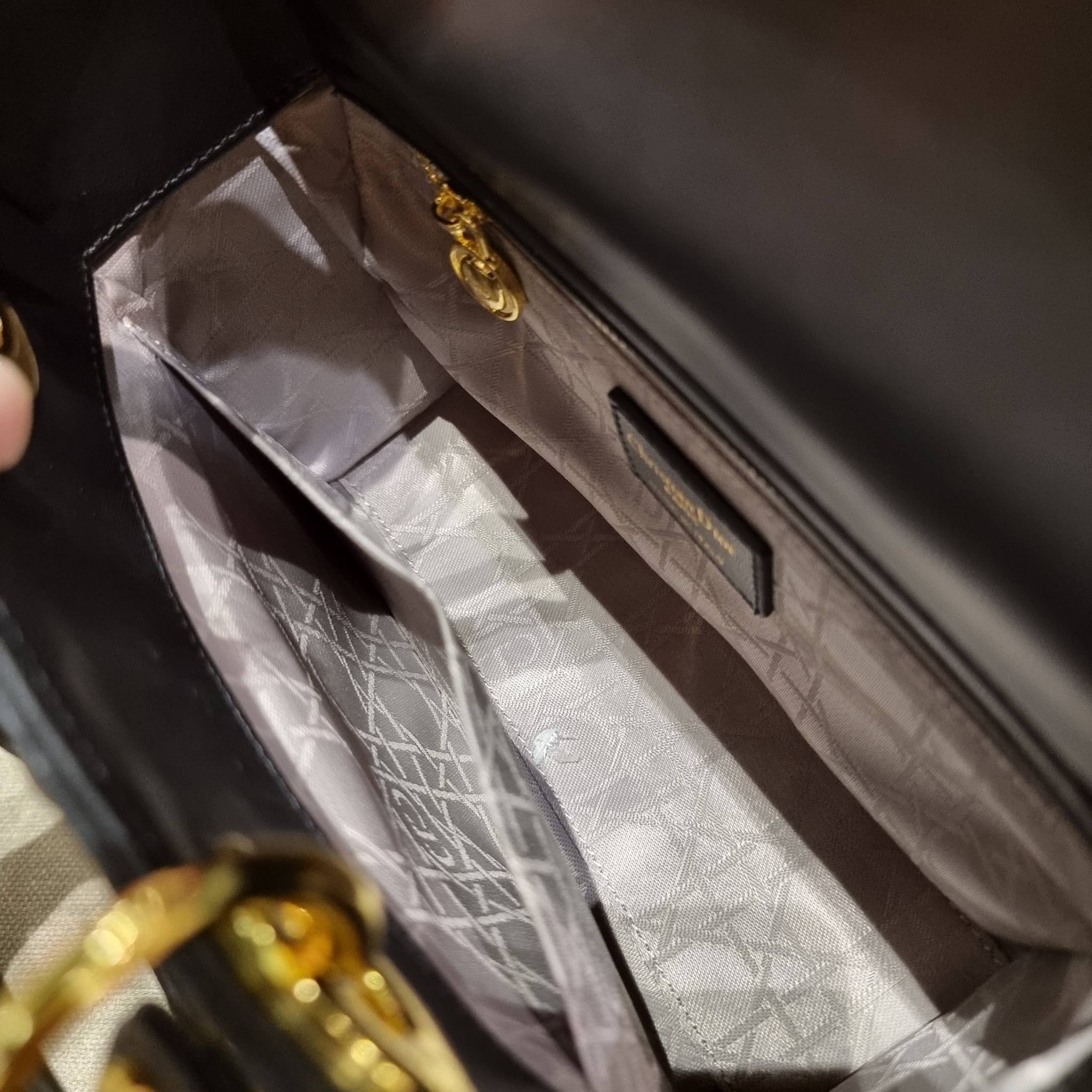 DIOR CD LADY BAG กระเป๋าสะพายข้างพรีเมี่ยมกิ๊ฟสุดฮอต ดีไซน์เรียบง่าย แต่แฝงไปด้วยความหรูหรา ทรงกล่องคลาสสิค โดดเด่นด้วยพวงกุญแจอะไหล่สีทอง วัสดุหนังแท้ มีหูจับในตัวและสายครอสบอดี้สุดเลิศ ที่มาพร้อมอะไหล่ฟอนท์สีทองเรียงร้อยในสายหนัง แต่งเติมดีเทลอัพราคาไปอ