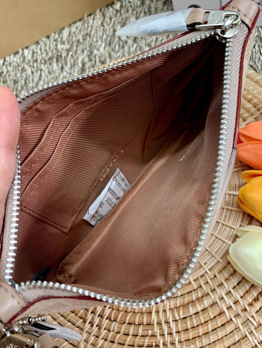 COACH SMALL WRISTLET IN COLORBLOCK SIGNATURE ((32445)) ✔️กระเป๋าคล้องมือ วัสดหนัง pvc อย่างดี ลายซิกเนเจอร์ ตัดขอบสีตรงกลางสวยงามมากๆค่ะ แบบซิปเดียว ((ภายในใส่มือถือได้บางรุ่นค่ะ)) มีช่องเสียบบัตรให้2ช่องด้วยนะคะ