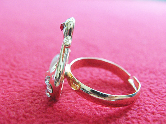 สินค้าหมดค่ะ แหวนหินมูนสโตน โรเดียมสีทอง รูปหงส์(ความรัก)ค่ะ