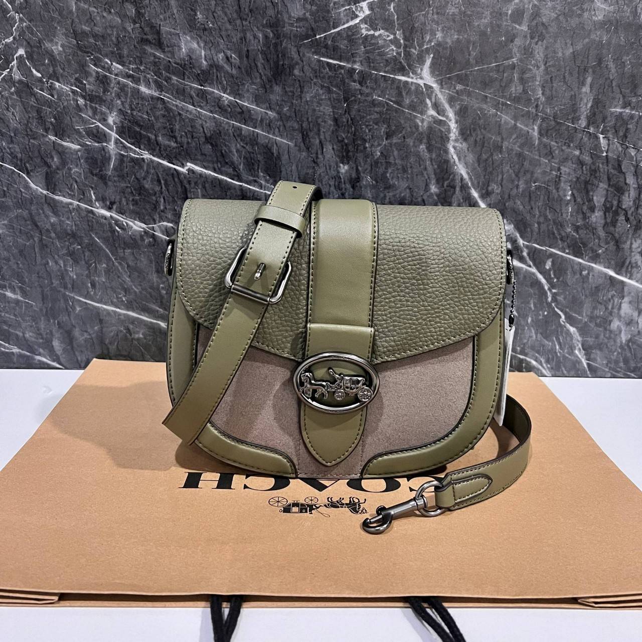 OUTLET 】COACH C2805 GEORGIE SADDLE BAG ใบงาม น้องน่ารัก สุดเรียบหรู เลยทีเดียว วัสดุหนังpebble ตัวกระเป๋าหนังแท้ ตรงกลางตัดกำมะหยี่เพิ่มความหรูหราอย่างลงตัว ภายในกระเป๋ามีช่องเอนกประสงค์กระดุมแป๊ก ซับในผ้า ด้านนอกกระเป๋าเปิด สายสะพายถอดปรับระดับ สำหรับสะพ