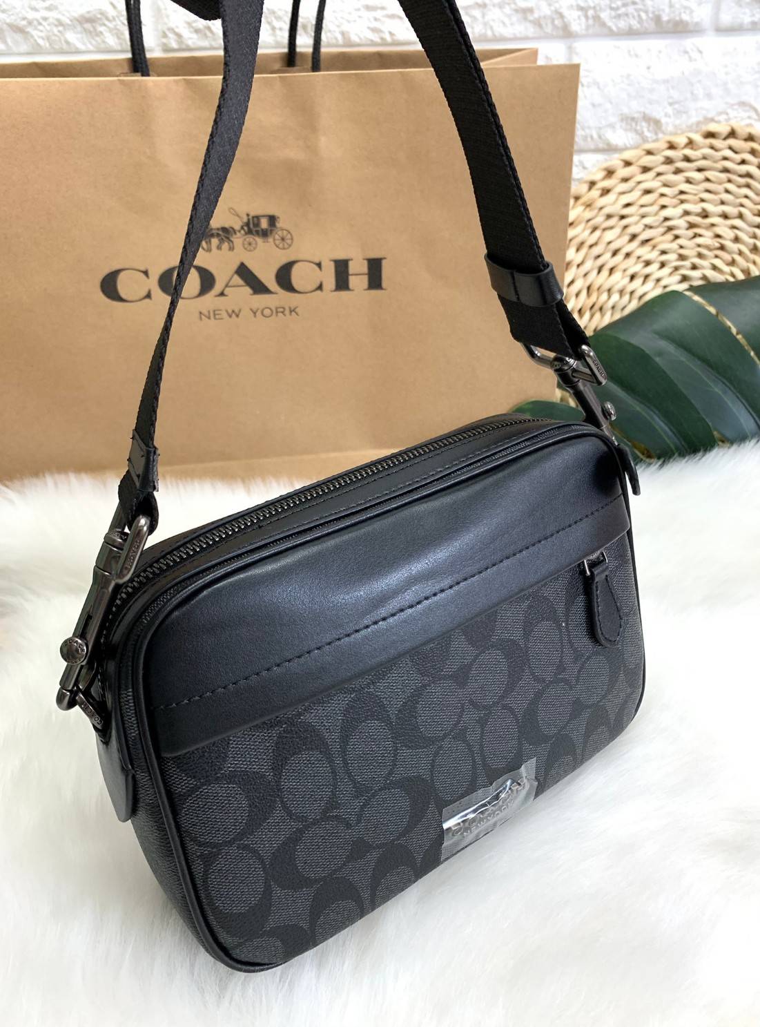 ของแท้ 💯% COACH GRAHAM CROSSBODY IN SIGNATURE ((50715)) พร้อมส่งค่ะ! กระเป๋าสะพายครอสบอดี้ร์ หนังแท้อย่างดี นิ่มมือค่ะ ด้านหน้ามีหนึ่งช่องซิปซ่อนใส่ของจุกจิก