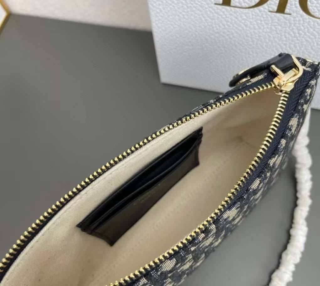 DIOR 30 Montaigne Dior Midi Mini Bag Blue Dior Oblique Jacquard กระเป๋าถือ/สะพายคอลใหม่ล่าสุด ดีไซน์หรูหรา รูปทรงใช้งานง่าย ได้ทั้งงานกลางวันและกลางคืน สวยหรู ดูดี มีระดับ