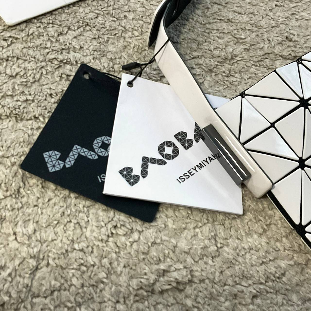 รุ่นใหม่ล่าสุด! พร้อมส่งที่ไทย! BAO BAO ISSEY MIYAKE BAGUETTE HANDBAG (LARGE) กระเป๋าสะพายไหล่จากทรงสวย วัสดุ 100% POLYVINYL CHLORIDE ด้านในใส่ของได้กำลังดีเลย ใส่ไอแพดมินิ กระเป๋าสตางค์ยาวได้ สมุดโน้ตได้สบายเลย วัยทำงานหรือวัยนักศึกษา อย่างน้อยต้องมีแบรน