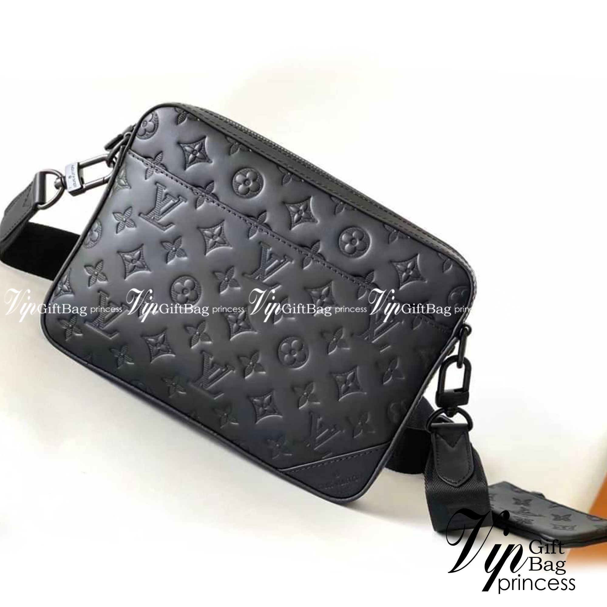 LV Duo messenger Black Monogram Shadow เกรดใช้งานสลับใบจริงได้ เทพออริจินอล เนื้องานสวยงาม หนังแท้ ใช้ได้ทั้งชายหญิง ภาพสินค้าถ่ายจากงานขายจริงใช้งานต่างประเทศได้