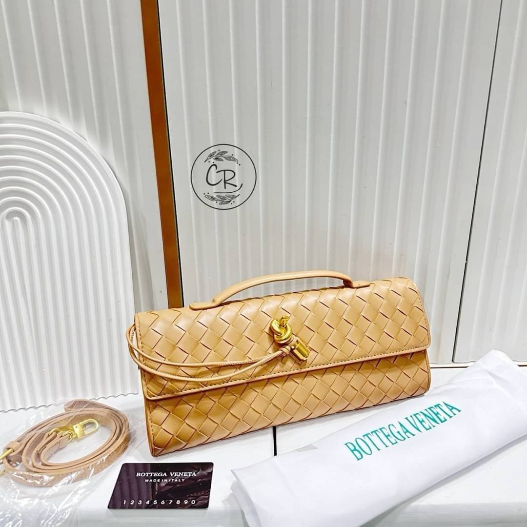 BOTTEGA VENETA Andiamo Clutch Top handle กระเป๋าถือทรงคลัช ดีไซส์สานสวยเก๋เป็นเอกลักษณ์ เรียบหรูที่แท้จริงต้องยกให้แบรนด์นี้เลยค่ะ ใช้ได้ทั้งชายหญิง ให้ความคล่องตัวเป็นไอเท็ม everyday bag ได้เลย