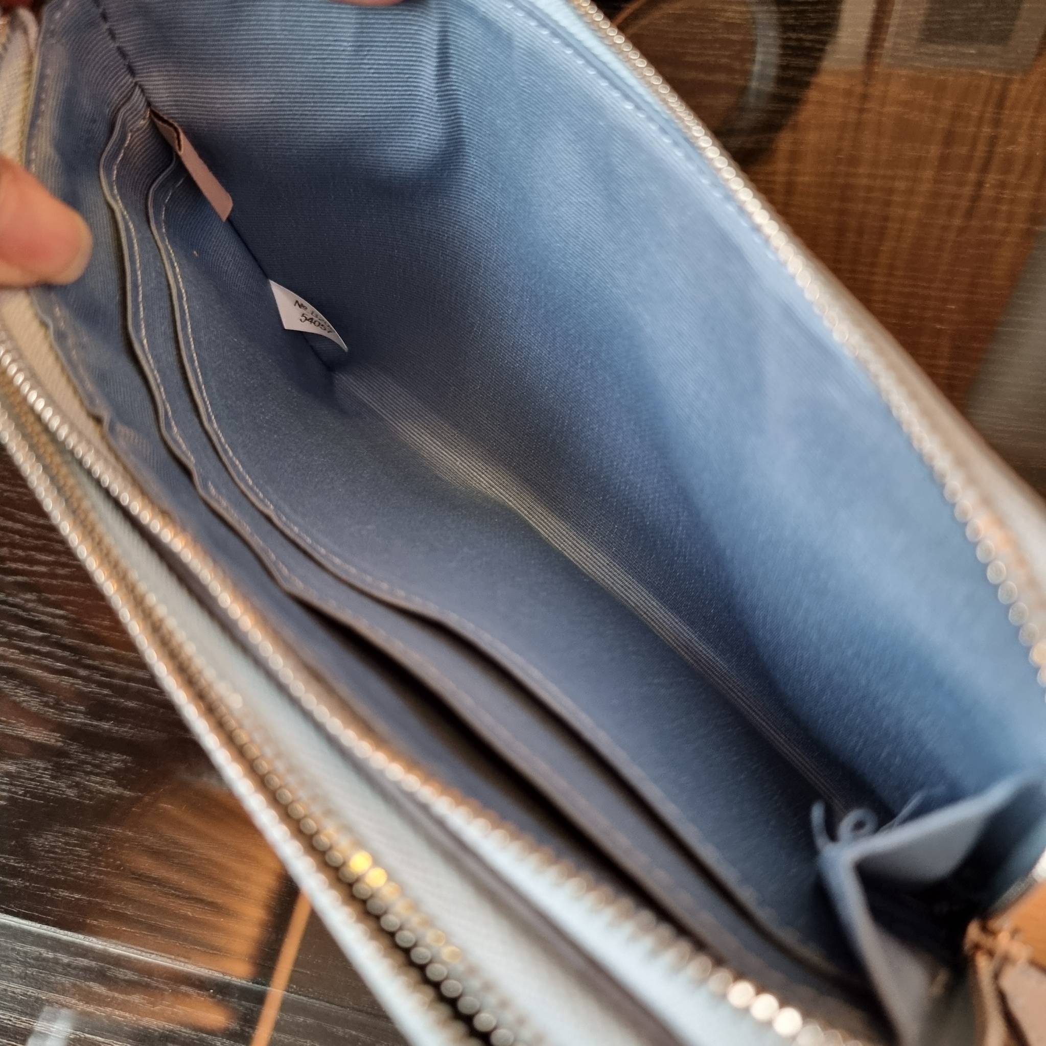 COACH F54057 DOUBLE ZIP WALLET IN SIGNATURE กระเป๋าคล้องมือ size L ใบนี้ใส่มือถือได้ทุกรุ่น ขนาดกำลังดี พกพาสะดวกมากๆ วัสดุหนังสังเคราะห์ ภายในเป็นผ้าสีสวยคม ใส่ธนบัตร ใส่บัตรได้เยอะ ใส่มือถือได้สบายๆทุกรุ่น ตอบโจทย์สาวๆที่ไม่ชอบพกเยอะวุ่นวายจ้า ใบนี้เอาอ