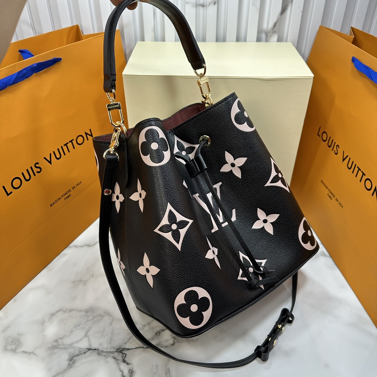 LV NeoNoe Bucket Bag / LV NéoNoé MM Bicolor Monogram Empreinte Leather กระเป๋าสะพายทรงบัคเก็ตใบใหญ่ โดดเด่นและเป็นเอกลักษณ์ด้วยการตกแต่งลายพิมพ์