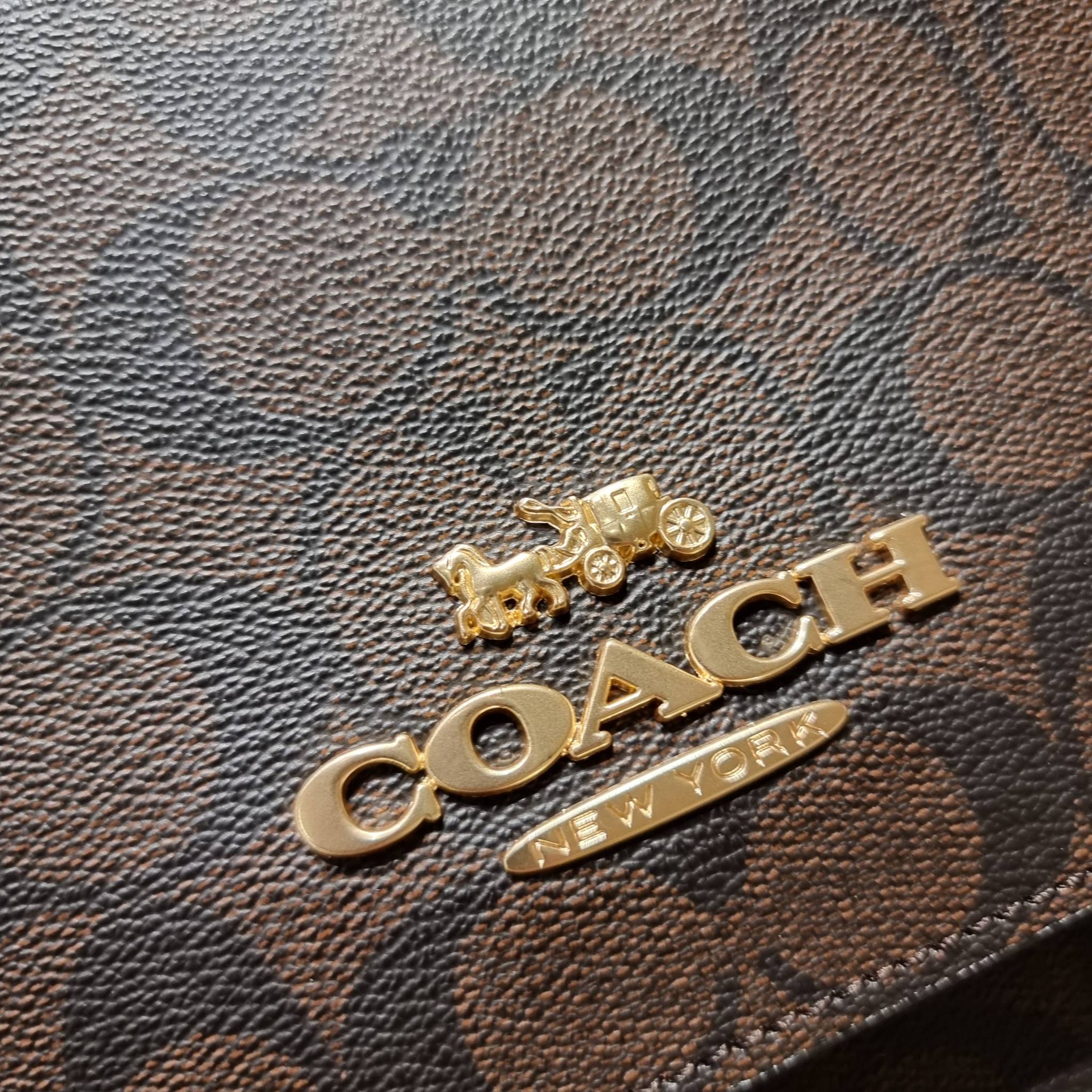 COACH C5633 BRYNN FLAP CROSSBODY IN SIGNATURE CANVAS แซ่บที่สุด ใหม่ที่สุด!! คอลเลคชั่นใหม่!! มองยังไงก็หลงรักละสายตาไม่ไหว กระเป๋าสะพายข้างลุคไฮน์ ที่ดีไซน์ออกมาได้ปัง และดูแพงมากๆ ด้วยดีเทลคลาสสิค รูปทรงใช้งานง่าย เรียบๆแต่มีดีเทล วัสดุหนังแคนวาสสลับหนั