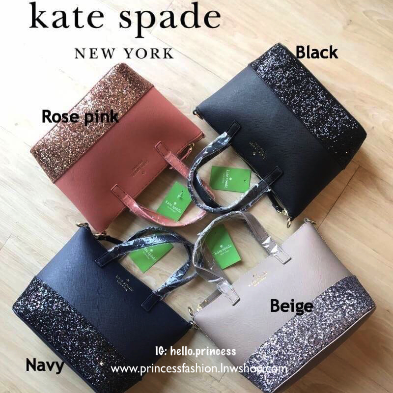Kate Spade INA Greta Court Glitter Crossbody กระเป๋าถือหรือสะพายใบเล็ก วัสดุหนัง Saffiano สวยหรู ด้านหน้าประดับโลโก้สีทองสวย ก้นกระเป๋ามีดีเทลด้วยGlitter วิ้งๆดูหรู ภายในมีช่องซิปและช่องเล็ก สามารถใส่ ipad mini กระเป๋าสตางค์ใบยาวและของจุกจิกได้เยอะ มีหมุด