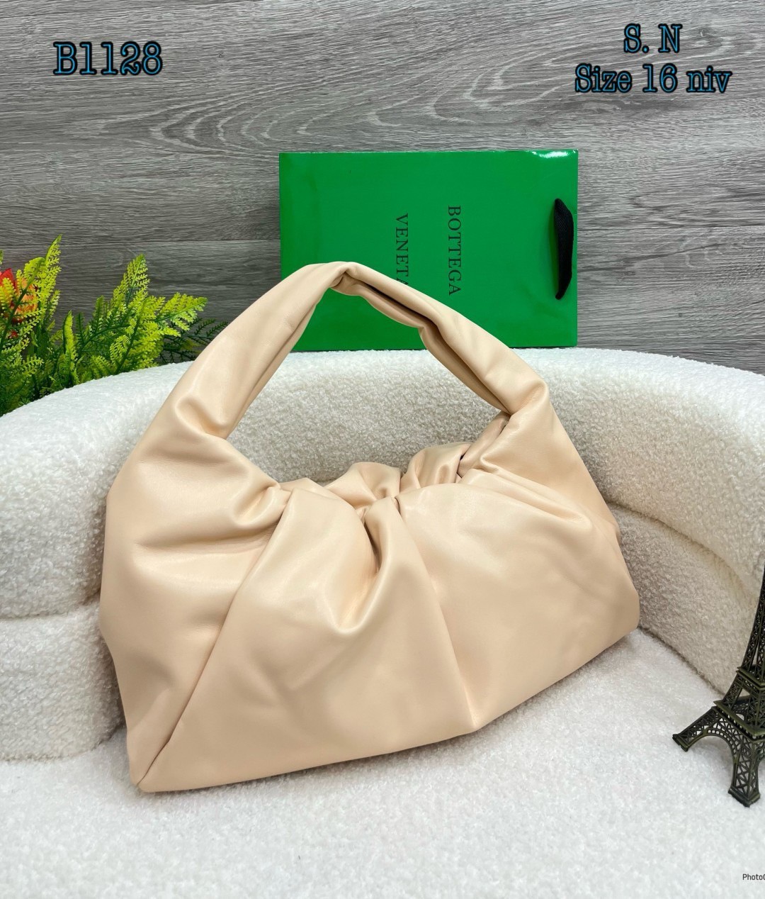 Bottega Veneta The Shoulder Pouch Bag กระเป๋าสะพายรุ่นยอดฮิต หนังเรียบสวยผิวสัมผัสนุ่มมาก ดีไซน์เฉพาะตัว ใบจริงสวยคมทุกสี