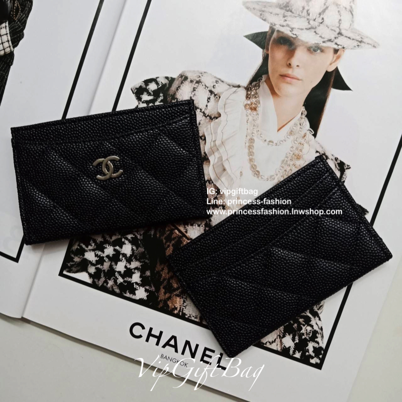Chanel Cavier Card Holder in Black(GWP) 💳 จากพรีเมี่ยมกิ้ฟแบรนด์หรูอย่าง chanel ดีไซน์สวยเก๋ **หนังคาเวียร์เงาแน่น ประดับ Logo brand อะไหล่เงิน **ขนาดกำลังน่ารัก ใส่บัตรได้ถึง 4 ใบ พกพาสะดวก จะซื้อไว้ใส่บัตรใบหรู หรือซื้อให้เป็นของขวัญ ก็ควรค่าที่