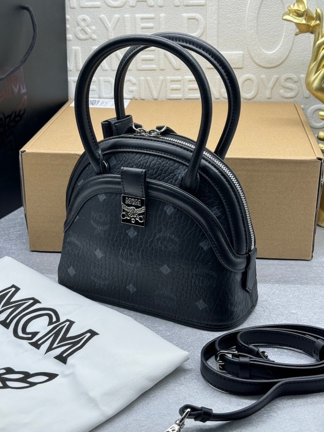 M.C.M TRACY TOTE IN VISETOS กระเป๋าถือ/สะพายข้าง ทรงยูนีคโดดเด่น น่าใช้ หูจับในตัว เกรดออริ สลับแท้ 1:1