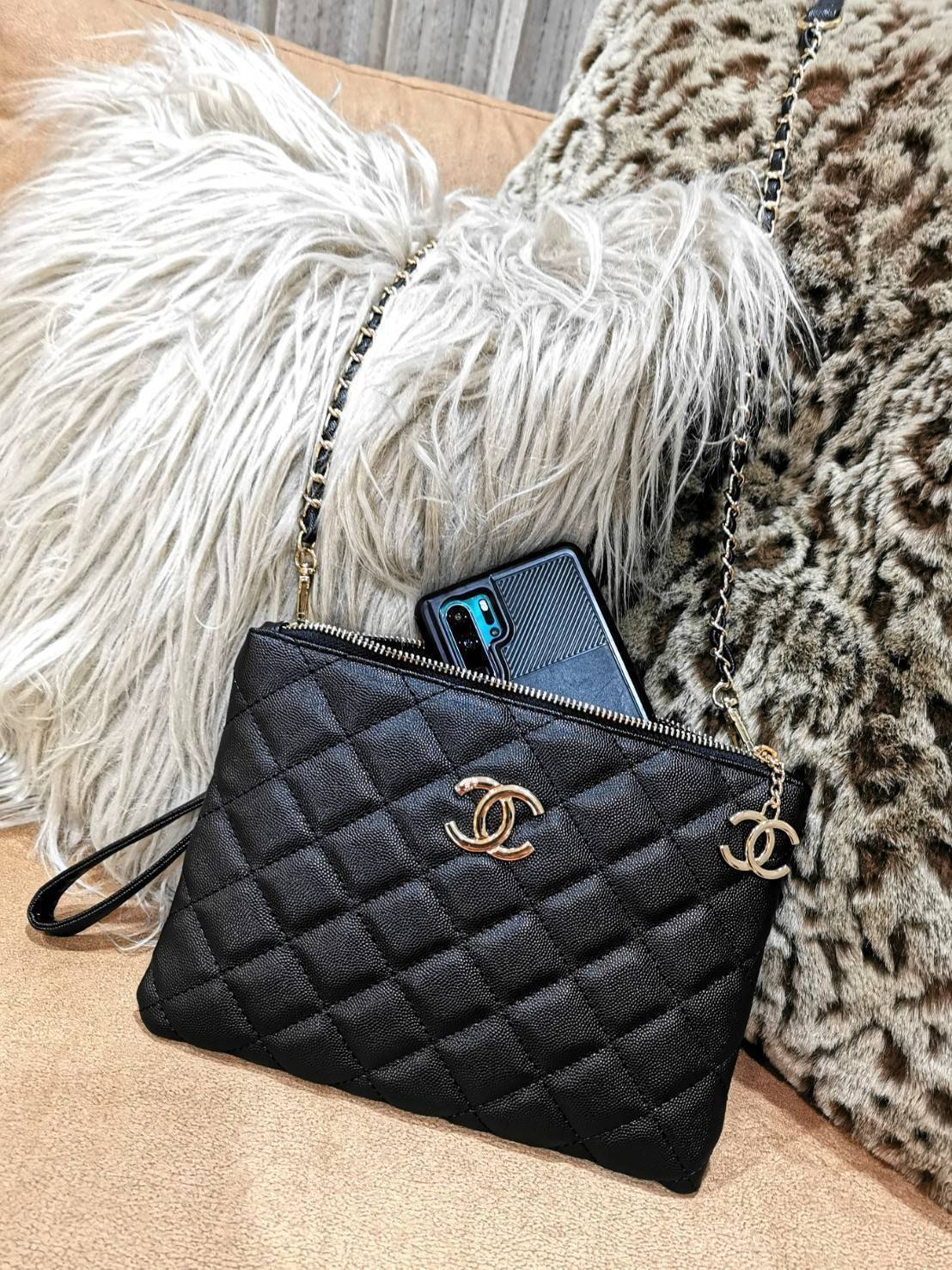 Chanel Crossbody Bag VIP Gift With Purchase (GWP) กระเป๋าสะพายพรีเมี่ยมกิ้ฟจาก Chanel Cosmetic Counter DutyFree วัสดุหนังคาเวียร์สวยหรูเปิดปิดด้วยซิปโลโก้แบรนด์สีทองสะดวกใช้ ด้านหน้ามีโลโก้ ด้านหลังมีช่องใส่ของ ภายในมีช่องซิป ใส่มือถือ ธนบัตร เครื่องสำอาง