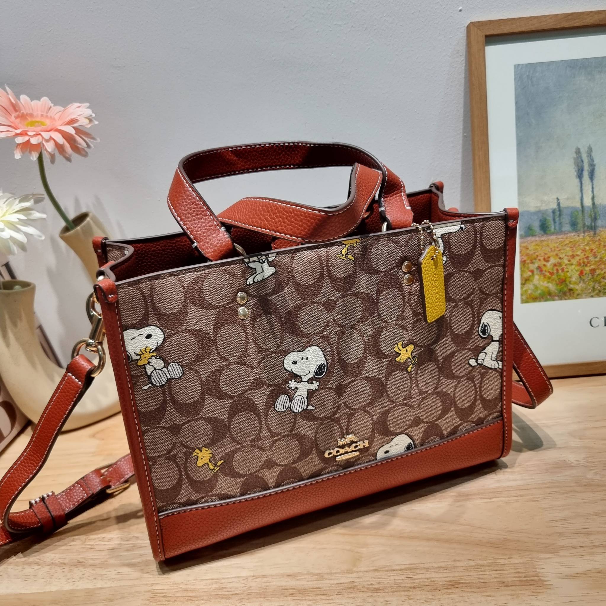 Coach X Peanuts Dempsey Carryall In Signature Canvas With Snoopy Woodstock Print CE862 คอลเลคชั่นใหม่ น่ารักเกินต้านไปมาก!! กับกระเป๋าทรงโท้ท ไซส์ใหญ่ ดีไซน์ลวดลายการ์ตูนยอดฮิต ที่ใครๆก็ต้องรู้จัก พิมพ์คมชัดลงบนหนังแคนวาส ตัดสลับด้วยหนัง pepble เพิ่มดีเทล