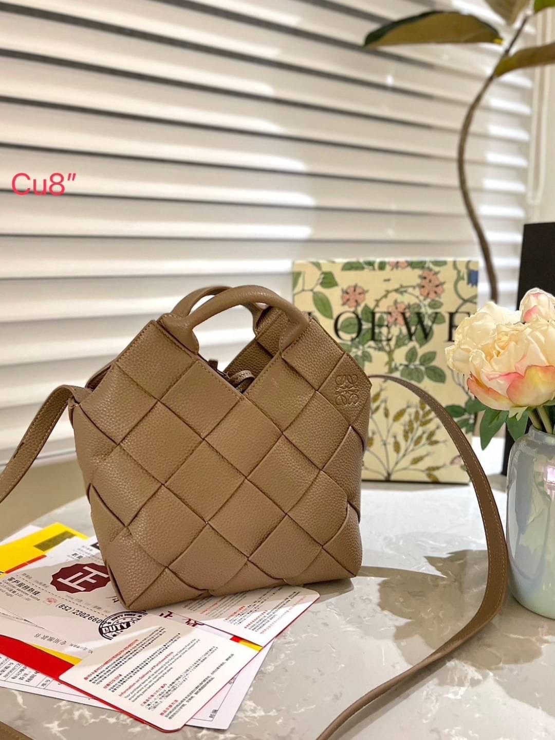 LOEWE WOVEN BASKET LEATHER BAG 20cm กระเป๋าสะพายถักทอด้วยความปราณีต ขนาดกำลังดีจุได้แบบเน้นๆ วัสดุหนังอย่างดีเต็มใบ หรูเลิศ