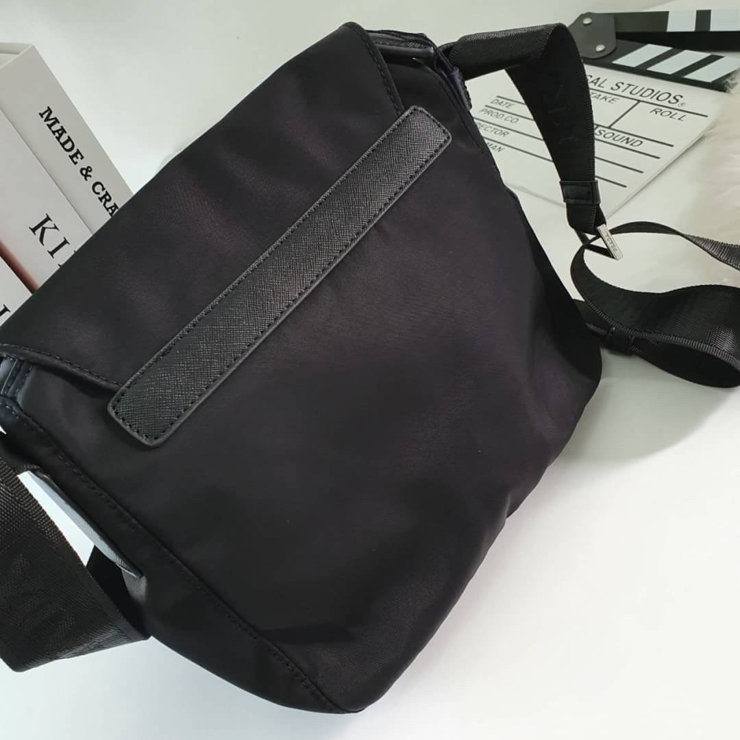 พร้อมส่งรุ่นขายดี กับงานพรีเมี่ยมกิ้ฟแบรนด์ดังอย่าง PRADA ทรง MESSENGER ทรงยอดฮิต สำหรับท่านชาย เนื้อผ้า Nylon มาพร้อมกับทรงสูง ใส่ ของได้หลากหลาย ขนาดกำลังดี เปิดปิดด้านหน้าด้วยตัวล็อคเข็มขัด ด้านในเปิดปิดด้วยซิป อะไหล่สีเงินทั้งใบ จะซื้อใช้เองหรือบมอบเป