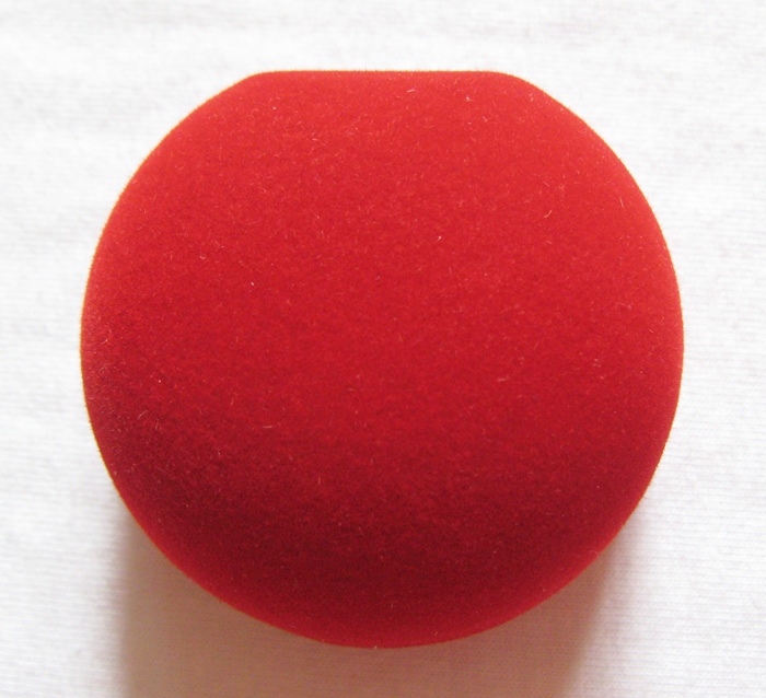 กล่องใส่แหวนทรงกลมสีแดงค่ะ