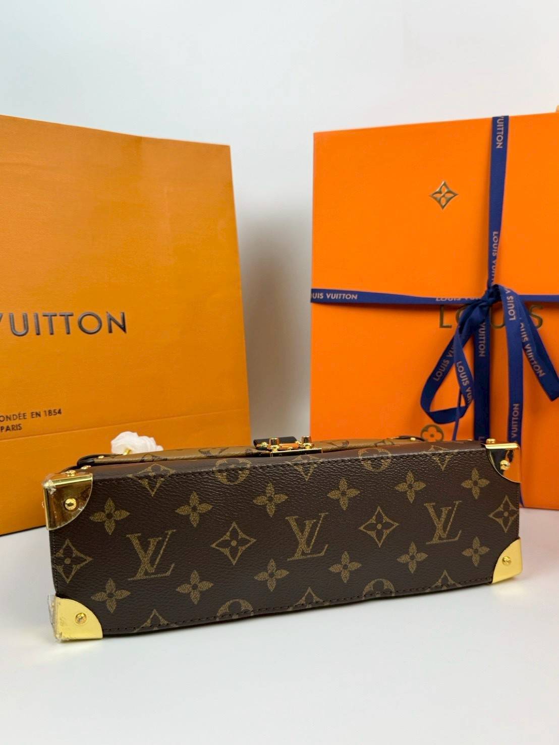 ORI หนังแท้ | LV Trunkie bag กระเป๋าสะพายรุ่นใหม่ ดีไซน์ร่วมสมัยโดดเด่นด้วยมุมโลหะ เฉลิมฉลองเอกลักษณ์ที่สืบทอดมาอย่างยาวนาน ผสานฟังก์ชันการใช้งานเข้ากับความหรูหรา