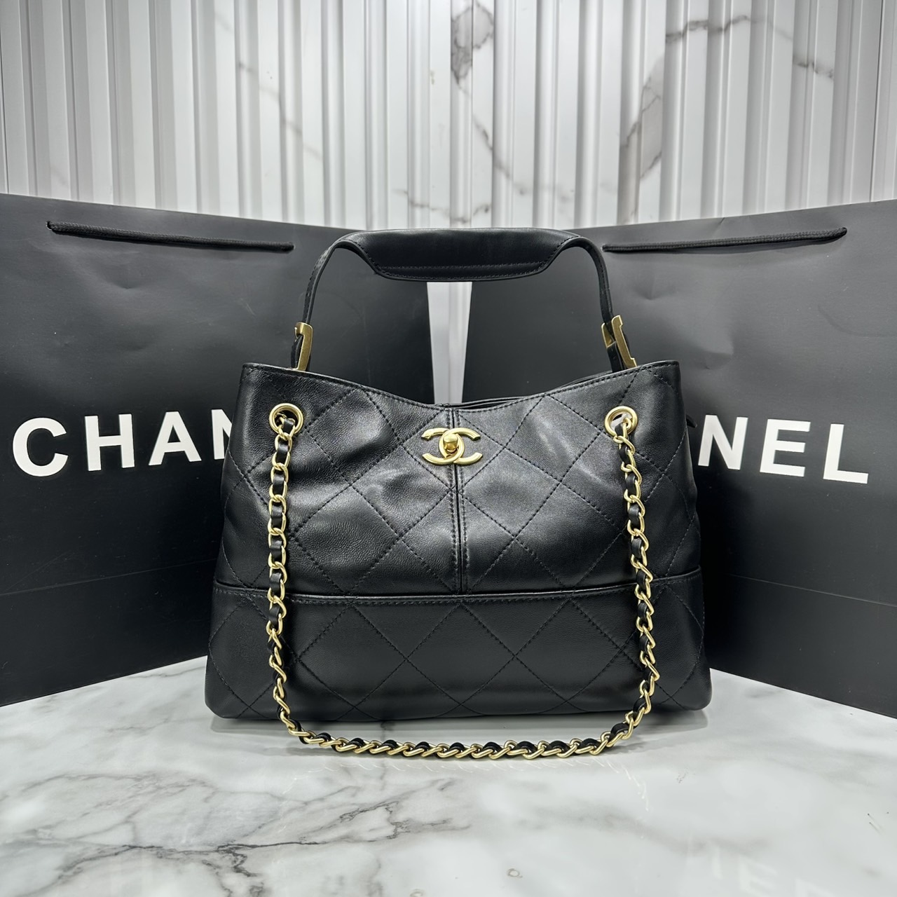 ORI หนังแท้ | CHANEL Shopping Bag 25A Suede Bag กระเป๋าช้อปปิ้งทรงโท้ทหนังกลับสีทูโทน ในคอล Métiers Dart 2024/25 ดีไซน์ใหม่หนังกำมะหยี่โทนน้ำตาล ใช้งานง่าย