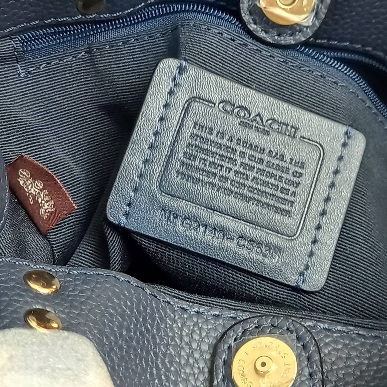 OUTLET 】COACH DEMPSEY TOTE 22 IN SIGNATURE JACQUARD WITH COACH PATCH (C5638) ฮิตมาก พลาดไม่ได้เชียว 🤩ตอกย้ำความแรง กับทรงTOTE ยอดฮิต เวลานี้ ยกให้เลย//กระเป๋าถือ หรือสะพาย มีสายยาว ถอดและ //วัสดุ jacquard ทอลาย signature เก็บดีเทลหนังแท้ ใบนี้สวยค