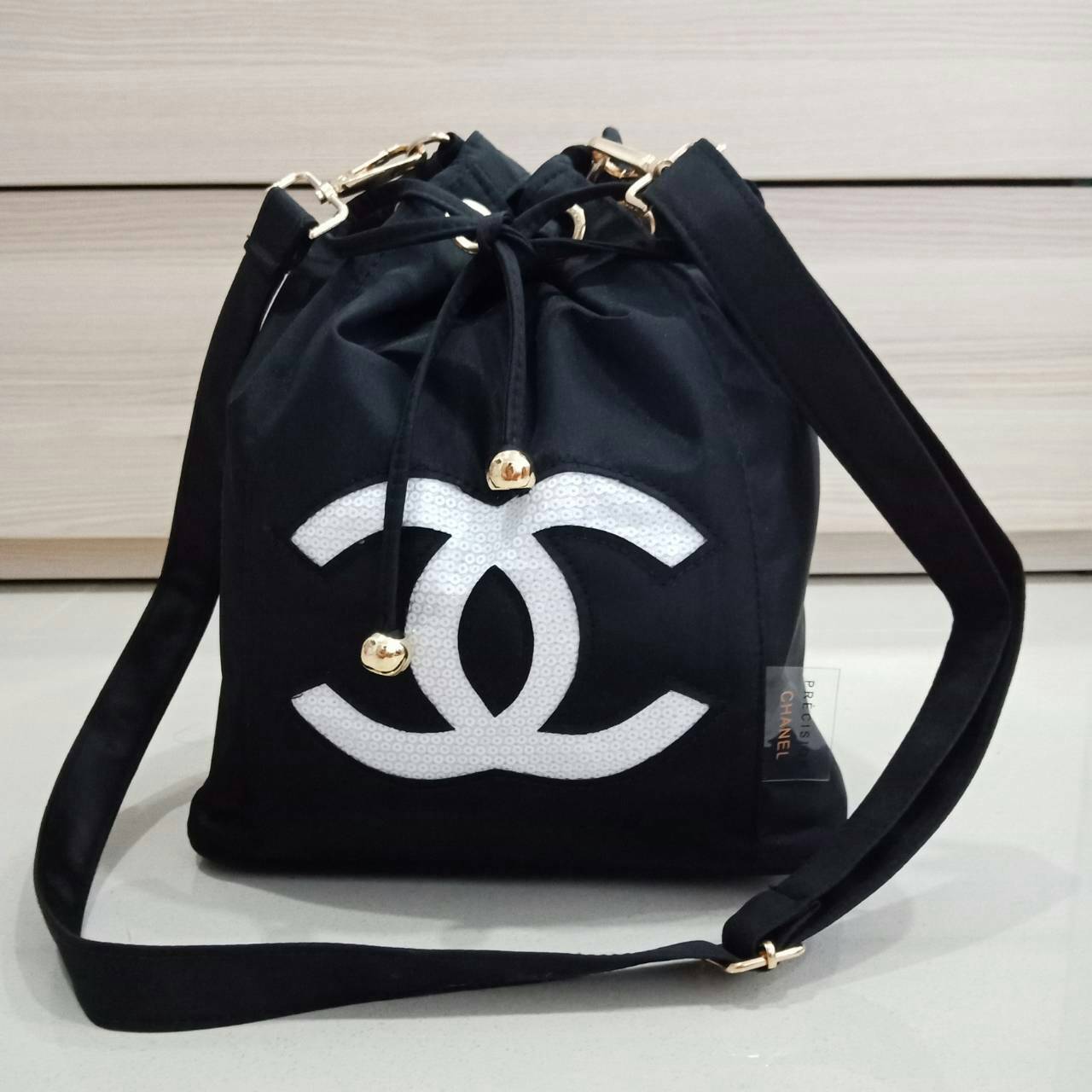 New Arrival !! กระเป๋าทรง nylon bucket style จับจีบน่ารัก ของแท้จากงาน vip gift เคาเตอร์แบรนด์ chanel ตัวกระเป๋าทรงจากไนล่อน กันน้ำทั้งใบ อะไหล่ทองปั้มแบรนด์ ด้านหน้าปักเลื่อม CC สุดหรู ด้านในจุของได้เยอะ บุผ้าปั้มแบรนด์พร้อมช่องซิปอีกหนึ่งช่อง ใส่ ipad m