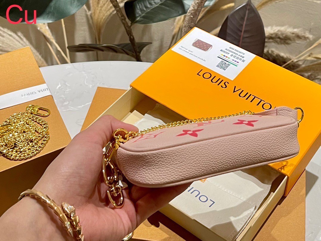 LV Mini Pochette Accessoires กระเป๋าทรงพอชไซส์มินิน่ารัก สวยงามน่าหลงใหล มาพร้อมสายโซ่ประดับมุกและหัวใจ สุดคุ้มปรับใช้ได้ตามต้องการ ถือออกงานดูแพง แมชชุดน่ารัก ได้ใบนี้ไปคุ้มแน่นอนค่ะ
