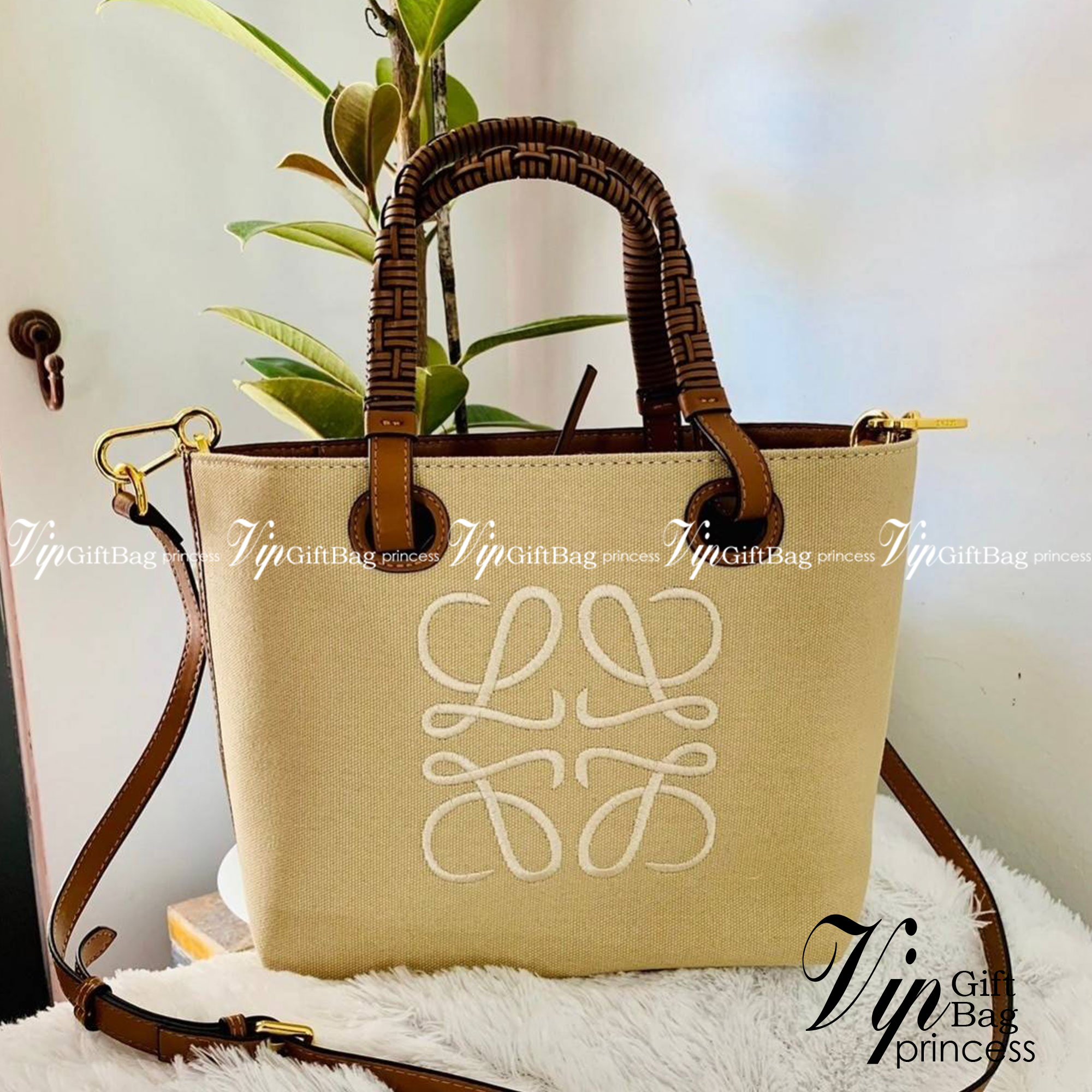 Loewe Anagram leather canvas tote bag / Loewe Tote Bag กระเป๋าโท้ทน้องใหม่ วัสดุทำจากหนังแคนวาส ใช้งานทนทาน ออกแบบมีสายสะพายไหล่และหูหิ้ว เรียกว่าใช้งานได้แบบ 2 in1 งานสวยล้ำ ไม่ซ้ำใคร ปักโลโก้ Anagram ที่ด้านหน้า เปิด-ปิดด้านบนด้วยเชือกผูก ด้านในมีช่องสำ