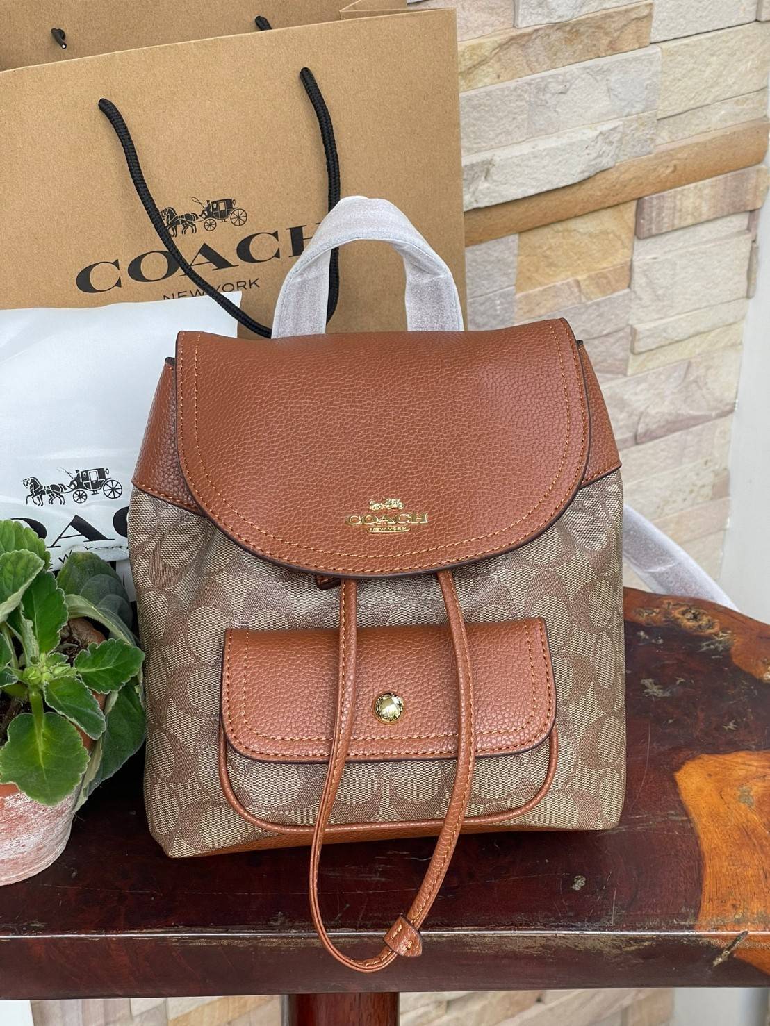 COACH PENNIE BACKPACK 22 IN SIGNATURE CANVAS(C4120) เป็นกระเป๋าอีกประเภทหนึ่งที่ Coach ผลิตและออกแบบได้อย่างมีเอกลักษณ์ สาว ๆ คนไหนที่ชอบพกของเยอะและต้องการกระเป๋าที่ให้ความคล่องตัว ทะมัดทะแมง ต้องเป็นกระเป๋าเป้แบบนี้เลยค่ะ แม้จะให้ลุคที่ทะมัดทะแมง แต่ก็ม