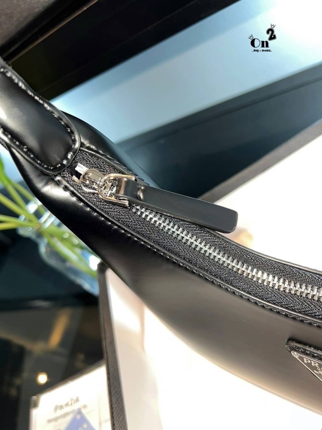 PRADA LEATHER HANDBAG กระเป๋าสะพายไหล่ดีไซน์เก๋และมาแรงมาก สาวๆติดแกลมต้องไม่พลาด สวยดูแพง หนังเงาหรูหรา
