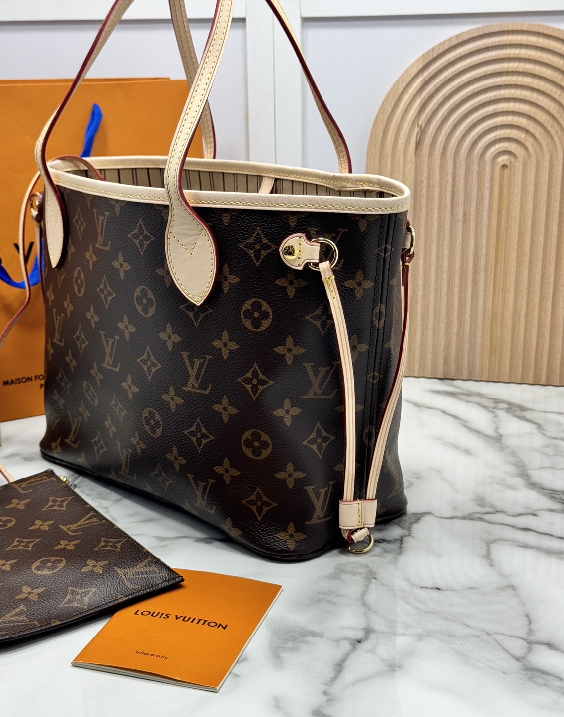 TOP ORI หนังแท้ | LV Neverfull PM bag Monogram Canvas กระเป๋าสะพายทรงโท้ท PM ดีไซน์คลาสสิกเหนือกาลเวลาเข้ากับดีเทลที่สืบทอดมายาวนาน Monogram แคนวาสแต่งขอบหนัง ดีไซน์พื้นที่ด้านในกว้างทว่าดูเพรียวบาง
