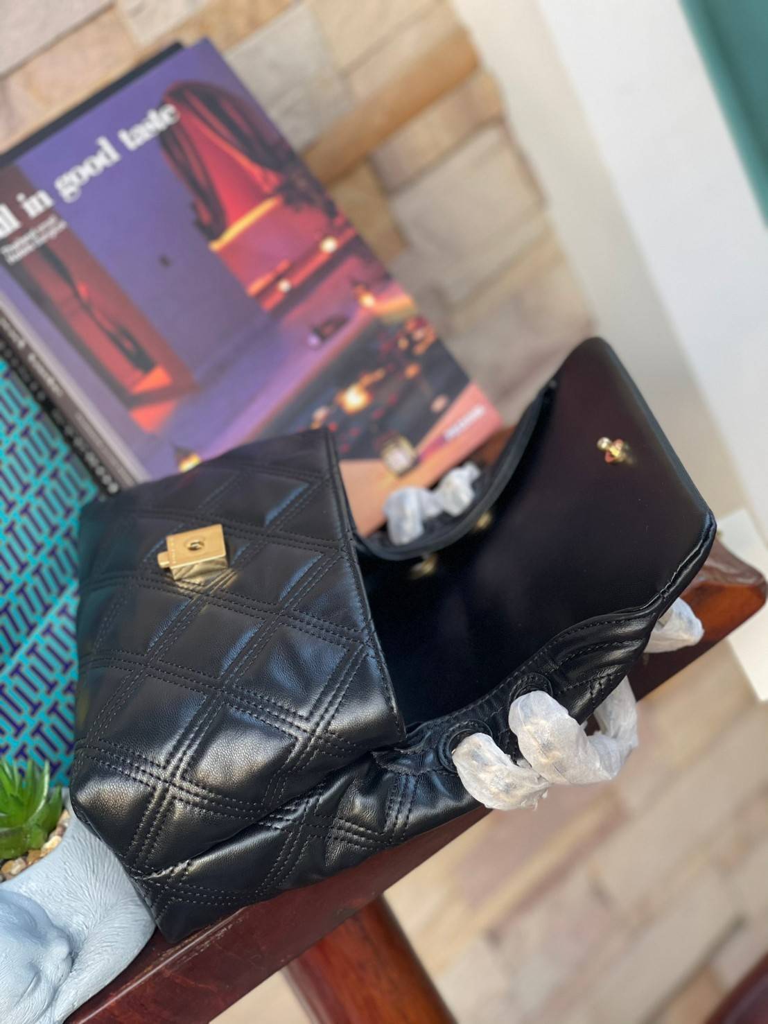 ของแท้ 💯% Tory burch Fleming Soft Small Convetible Shoulder bag กระเป๋าเฟลมมิ่ง (Fleming) สุดคลาสสิค ทำจากหนังนุ่มกับเทคนิคการเย็บแบบควิลท์ เพิ่มความเป็นเอกลักษณ์ด้วยโลโก้ลายดับเบิ้ล