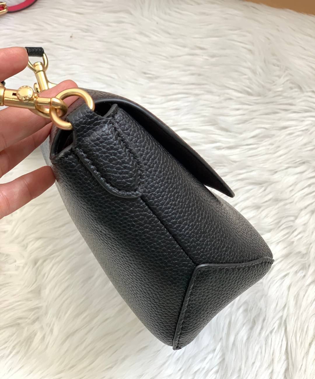 คอลเลคชั่นใหม่ ทั้งสวยทั้งคุณภาพค่ะ😘 COACH KARLEE CROSSBODY BAG 💐พร้อมส่ง ได้ไปไม่ผิดหวังแน่นอนค่ะ! สวยๆแบบคนดังระดับโลกกันค่าา กระเป๋าสะพายแบบครอสบอดี้ร์ หนังแท้นิ่มสวยงามมากๆค่ะ รูปทรงน่ารักกระทัดรัด เปิดปิดกระเป๋าแบบหมุนล็อค ภายในสามารถ