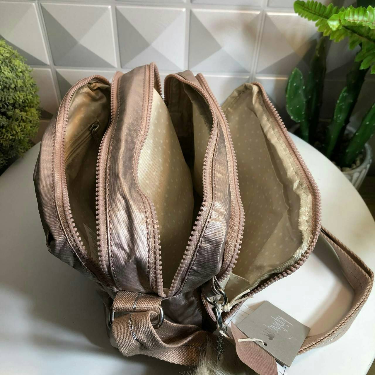 Kipling Silen สี Metallic กระเป๋าสะพายรุ่นใหม่ สายสะพายปรับระดับสั้น-ยาวเป็นกระเป๋าสะพายเฉียงลำตัวได้ค่ะ ช่องซิปเยอะ ใส่ของได้เป็นสัดส่วน จุสัมภาระได้ดีเลยค่ะ ช่องซิปด้านในเป็นช่องแบบเสียบการ์ดได้ด้วย หยิบใช้สะดวก แจ๋วไปเลยค่ะ ทรงสวย สะพายน่ารักค่ะ