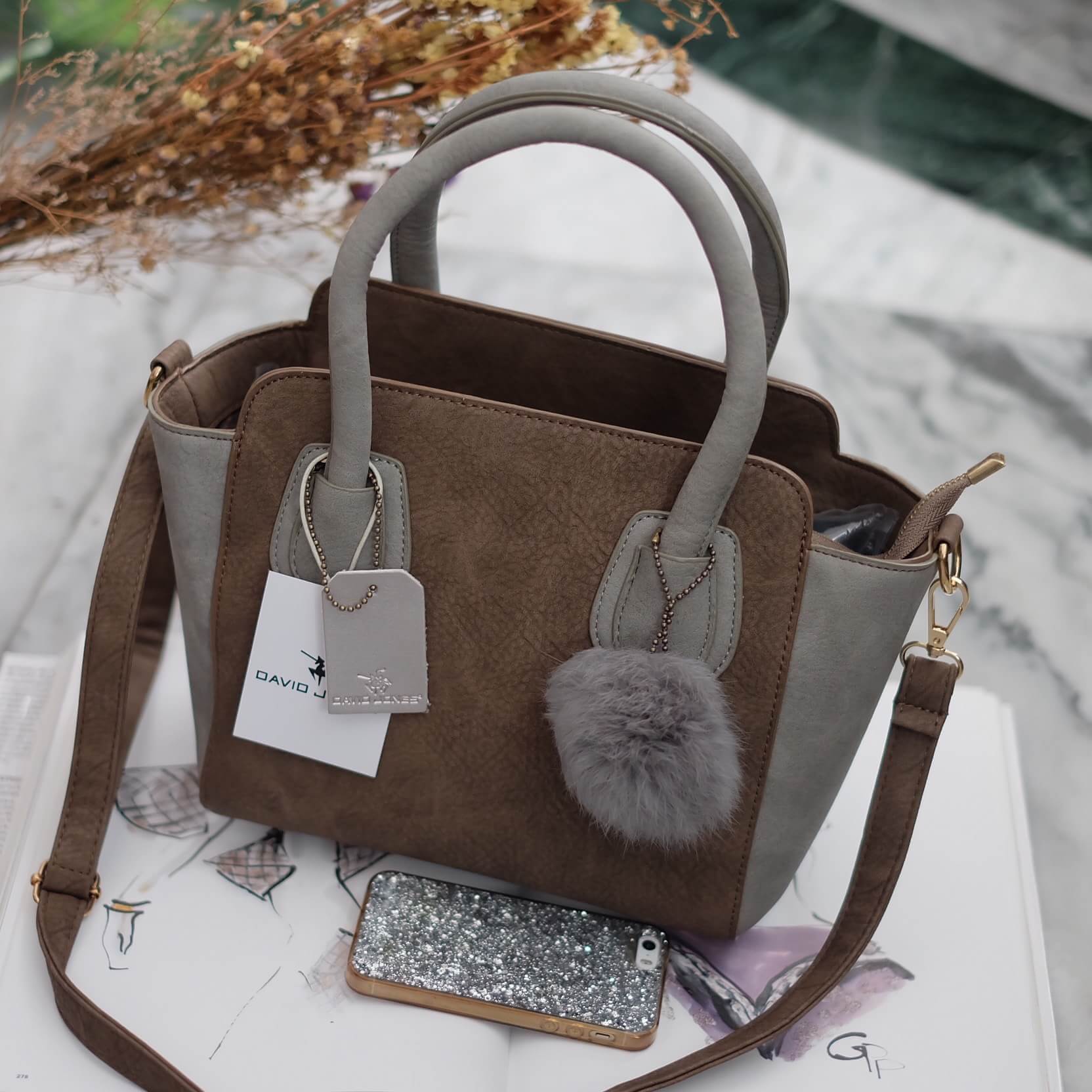 รุ่นขายดีที่สุด!! จากแบรนด์ DAVID JONES หนังกลับ สวยมาก พร้อมส่ง 3 สีเลยค่า ทรงเก๋มากๆค่า 😍 ตัวกระเป๋าขนาดกะทัดรัด #น้ำหนักเบา จุของคุ้มมากๆ คะ สีกระเป๋า เข้ากับชุดง่ายมากคะ มีปอมๆ เข้า set กับกระเป๋าด้วยนะคะ ใบนี้ #แนะนำเลยค่าสวยเลอค่า