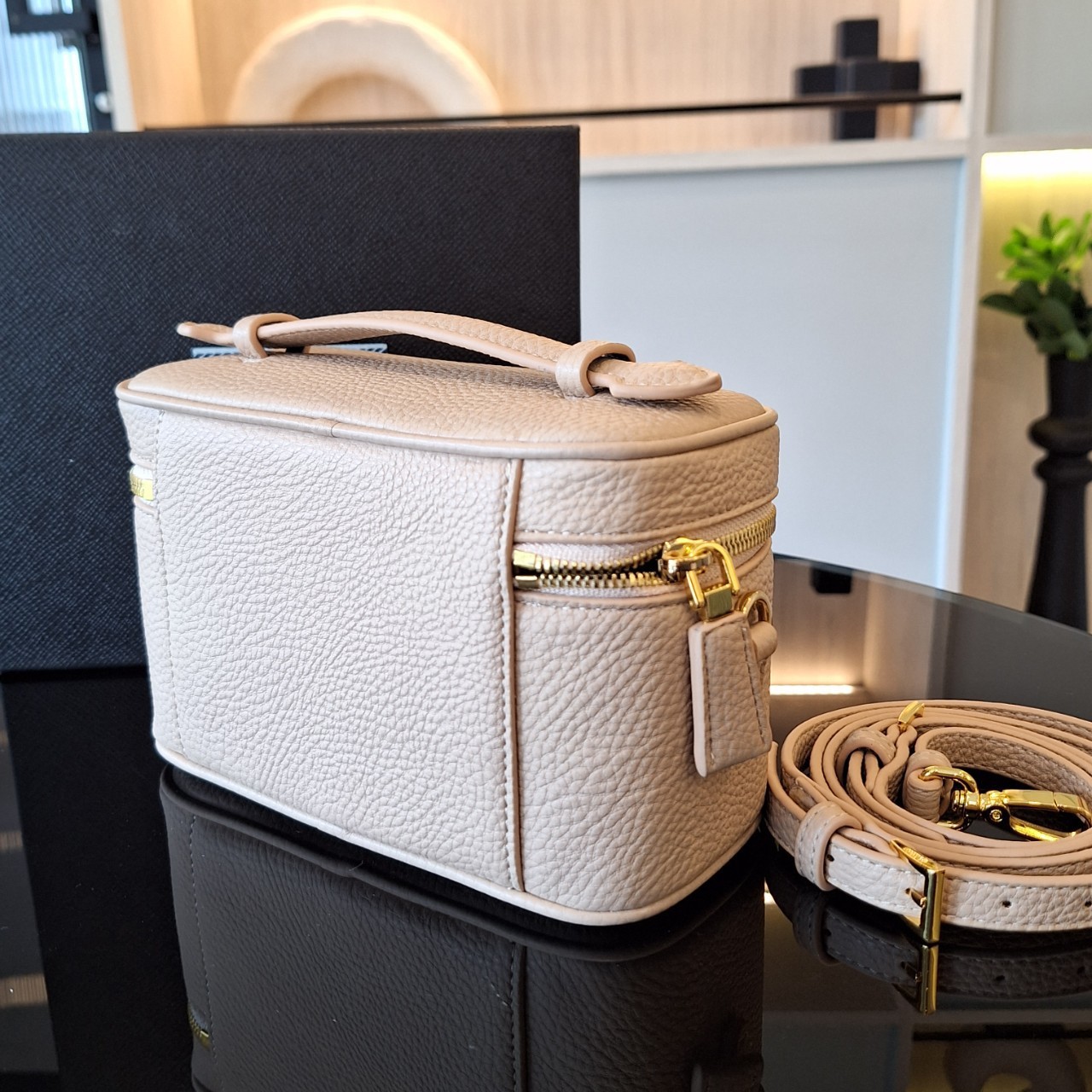 PRADA BOX BAG รุ่นใหม่จากแบรนด์ Prada กับทรง Mini Box ขนาดกำลังดี อยู่ทรงสวยมากกกก อะไหล่ทองทั้งใบ และยังมาพร้อมสายสะพาย