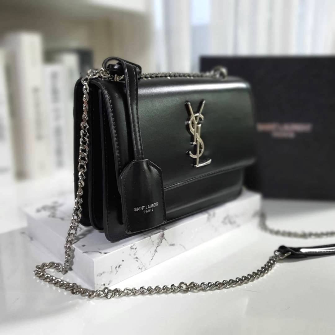 YVES SAINT LAURENT YSL BAG VIP GIFT WITH PURCHASE (GWP) พรีเมี่ยมกิ้ฟ Limited Edition จาก YSL DUTY FREE COUNTER วัสดุหนังแท้ Calfskin ทรงสี่เหลี่ยมหนังสวยหรูอยู่ทรงเปิดปิดด้วยกระดุมแม่เหล็ก ภายในโล่งมีช่องหลัก และช่องย่อยสามารถใส่มือถือของใช้จุกจิกได้เยอะ