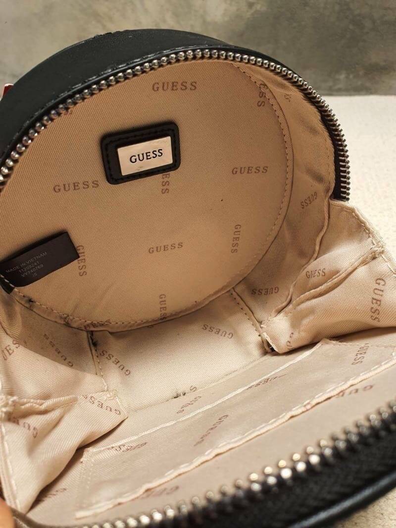 Guess Laiken mini crossbody bag กระเป๋าสะพายข้างด้านหน้าติดโลโก้แบรนด์ รูปทรงดีไซน์เก๋ เป็นรูปวงกลม เปิดปิดด้วยช่องซิปยาว ด้านในเป็นช่องกว้าง มีป้ายแบรนด์ติดด้านใน และมีช่องเสียบ สายสะพายทรงสปอร์ต สามารถปรับระดับได้ ทรงเก๋ๆ ชิคๆ ชิวๆ แบบนี้ รีบสอยนะคะ