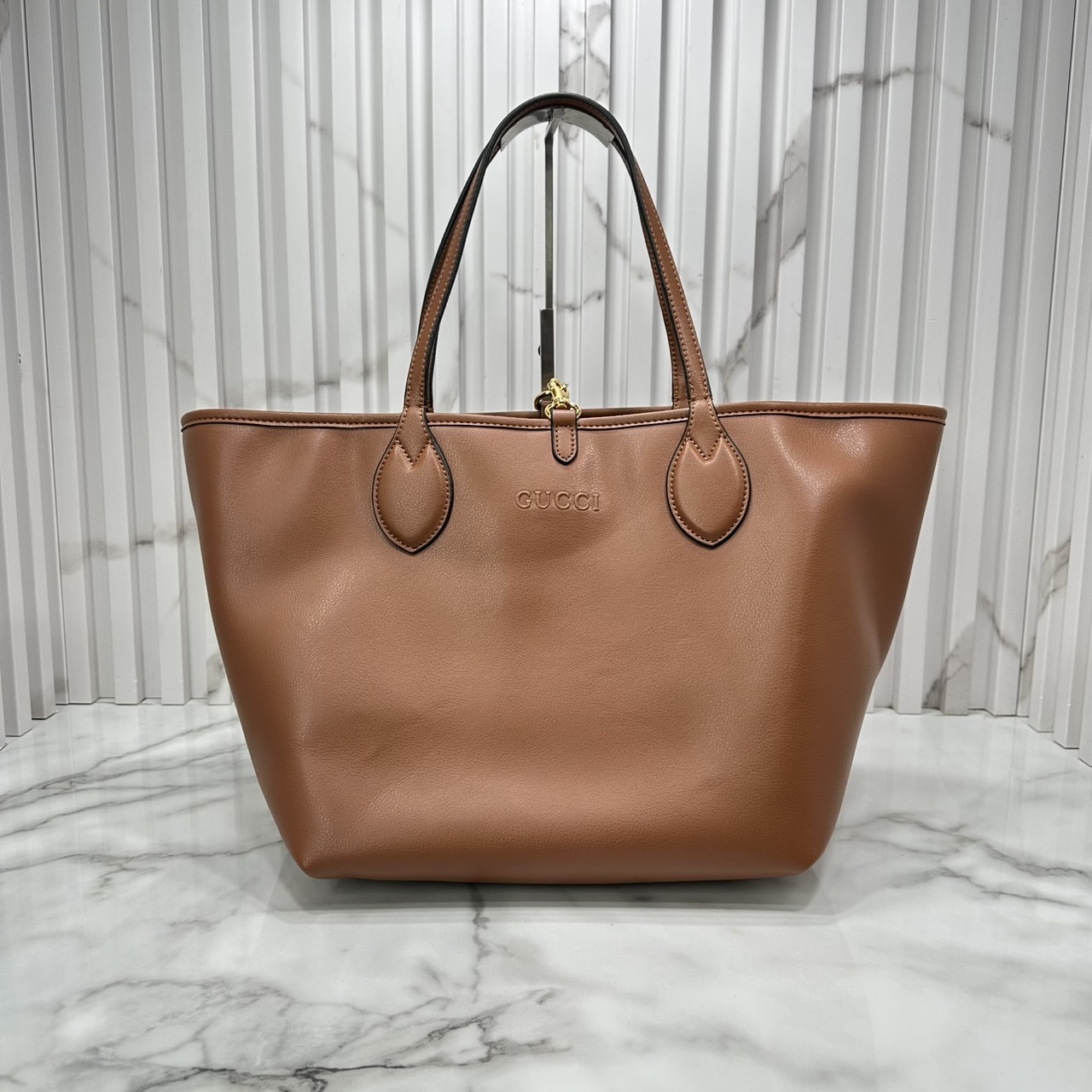 ORI หนังแท้ | Gucci Totissima medium reversible tote bag / Gucci Tote Bag กระเป๋าทรงสะพายทรงโท้ท ใช้งานได้ 2 ด้าน ดีไซน์ใหม่ล่าสุด ด้านหนัง และด้านแควสวยลายโลโก้ สวยหรูเรียบง่าย มาพร้อมใบเล็กเข้าเซ็ท ภายในโล่งกว้าง จุของได้เยอะจุใจ