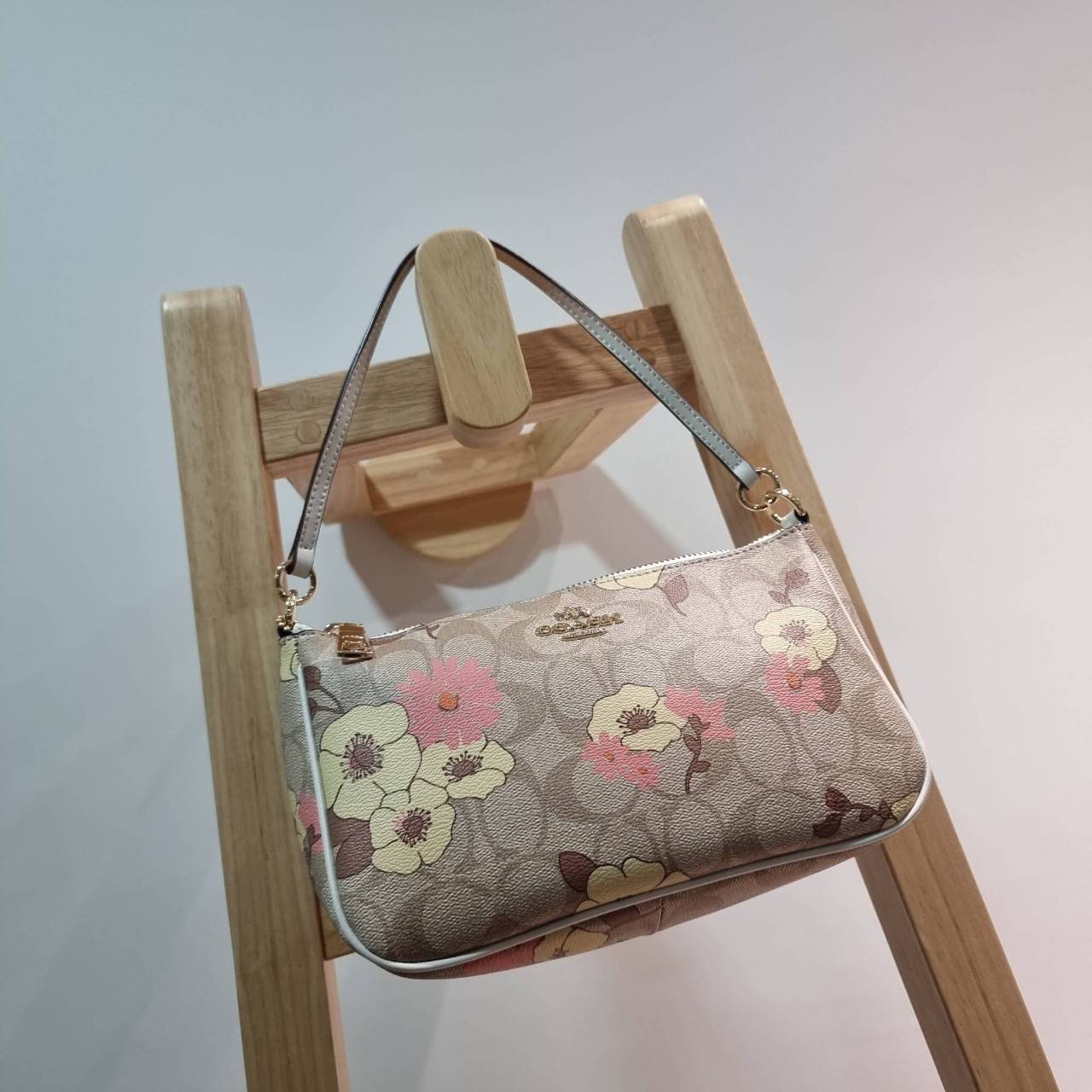 COACH F58321 TOP HANDLE POUCH คอลเลคชั่นสุดฮิต กับดีไซน์ใหม่ น่ารักน่าใช้ทุกแบบ กระเป๋าพอชทรงใช้งานง่าย สะดวก กะทัดรัด วัสดุหนังแคนวาสเคลือบคุณภาพ มาพร้อมสายคล้องในตัว และสายสะพาย crossbody ปรับเปลี่ยนได้ตามสไตล์ อีกหนึ่งไอเท็มที่สาวๆต้องมี ในราคาสุดคุ้ม 