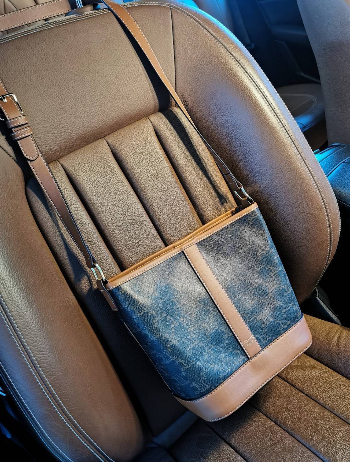 CELINE BUCKET BAG VIP GIFT WITH PURCHASE (GWP) พรีเมี่ยมกิ๊ฟ Limited Edition จาก CELINE HAUTEPARFUME DUTYFREE COUNTER วัสดุ TRIOMPHE CANVAS ดีไซน์สวยคลาสสิคไม่มีเอ้าท์เปิดปิดด้วยกระดุมภายในโล่งกว้างและจุมากสามารถใส่กระเป๋าสตางค์ กล้อง มือถือ ของใช้ได้เยอะ