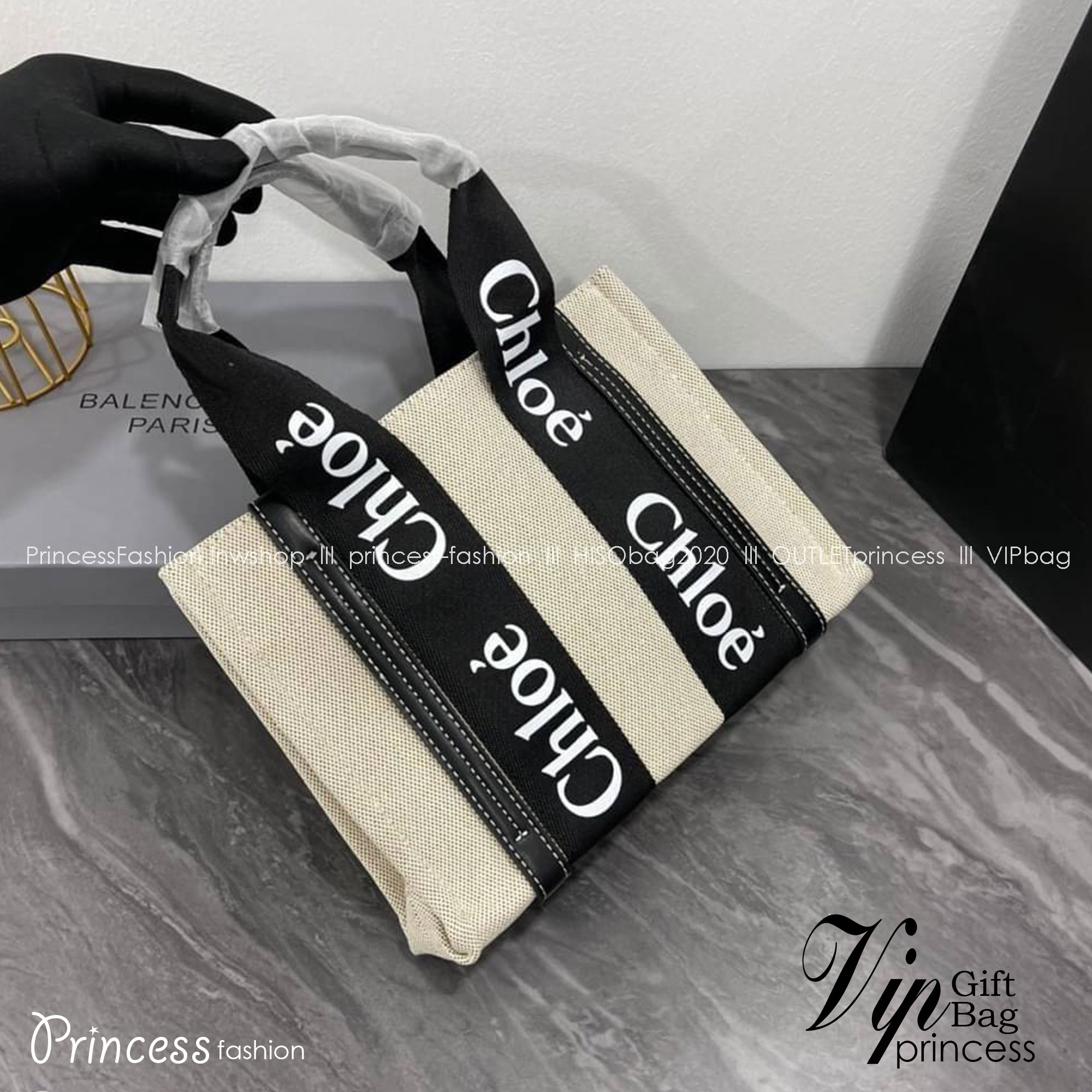 CHLOE Woody tote bag [mini size] 10" กระเป๋าทรงโท้ท จุของได้เยอะมาก แบรนด์ดังจากสัญชาติฝรั่งเศส เป็นที่ชื่นชอบของเซเลบริตี โคลเอ้รุ่นนี้เป็นสไตล์วินเทจ เรียบหรูและดูดี ออกแบบมาเพื่อการใช้งานที่ง่ายแสนง่าย