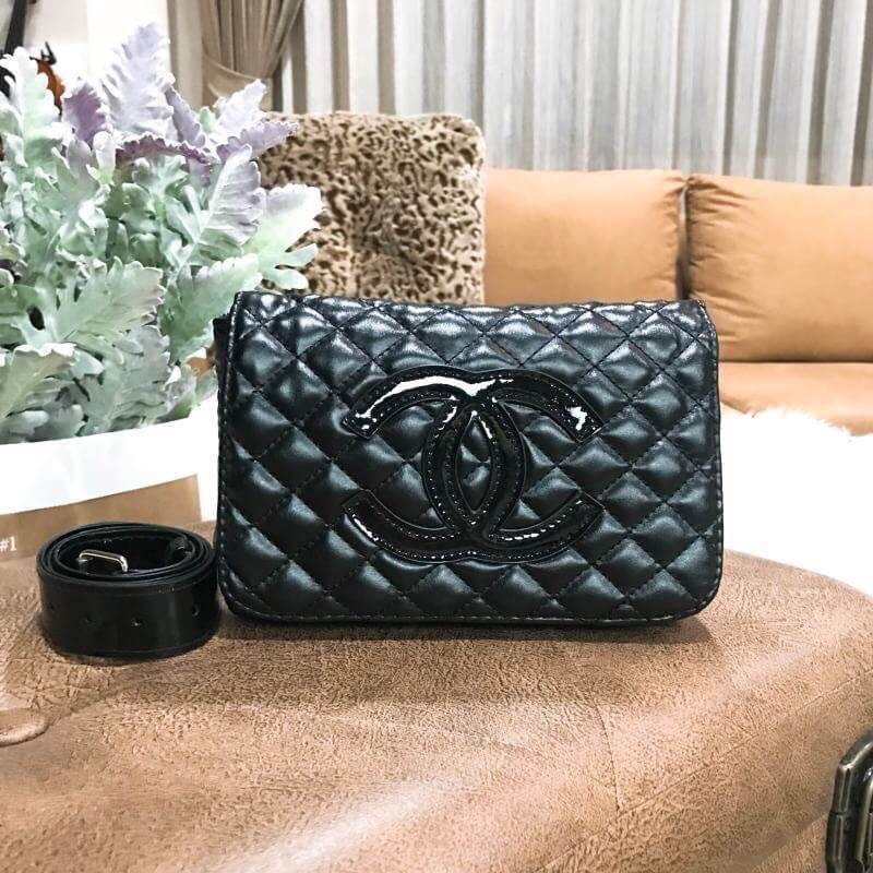 พร้อมส่งแล้วค่ะ..ใครไม่ทันรอบที่แล้วจองด่วนจ้า! Chanel Waist Bag Gift With Purchase (GWP) กระเป๋าสะพายคาดเอวหรือคาดอกพรีเมี่ยมกิ้ฟของแท้จาก Chanel Perfume Counter รุ่น Limited Edition วัสดุหนังนิ่มลายตารางทรงเหลี่ยมมีโลโก้ด้านหน้า เปิดปิดด้วยฝาปิดกระดุมแม
