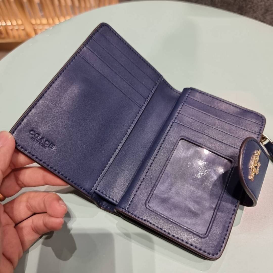 COACH C3375 MEDIUM CORNER ZIP WALLET IN SIGNATURE CANVAS WITH DAISY PRINT ดีไซน์ใหม่ล่าสุด!! คอลเลคชั่นลายพริ้นท์ เพิ่มลูกเล่นให้กระเป๋าสตางค์ของคุณ กับกระเป๋าสตางค์ใบกลาง ขนาดกำลังเหมาะมือ วัสดุหนังแคนวาส ดูแลรักษาง่าย มีช่องใส่บัตรและธนบัตรครบ และช่องซิ