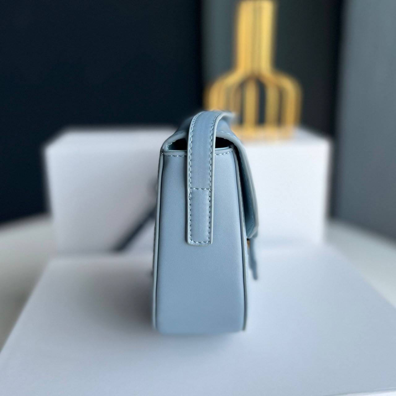 หนังแท้ CELINE BESACE cuir triomphe in Smooth calfskin / CELINE TRIOMPHE CLOSSBODY BAG หนังแท้ทั้งใบสวยหรู แบบใหม่ล่าสุด โลโก้หนังสมูทคลาสิก เหมาะกับสาวๆในวันที่อยากครอสบอดี้ชิลๆ ห้ามพลาดค่ะ!